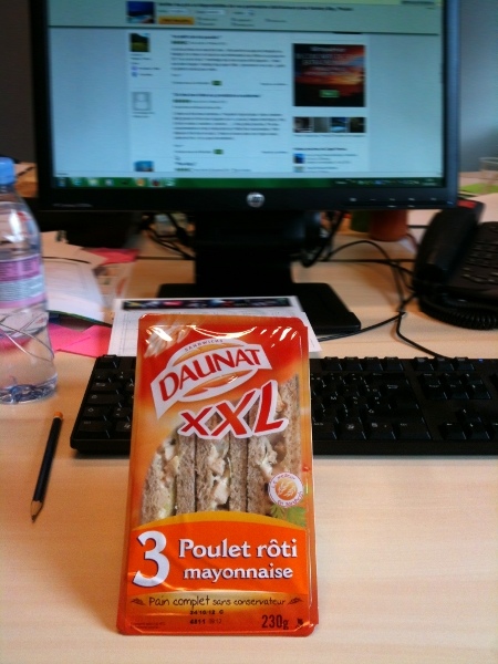 manger un sandwich daunat au bureau