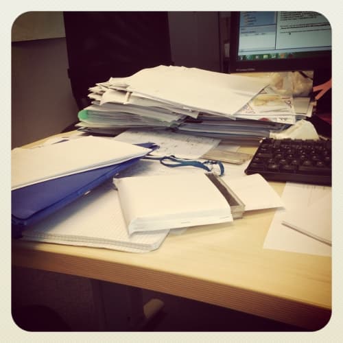 Et voici venue la journée mondiale du rangement de bureau... y'a du boulot.